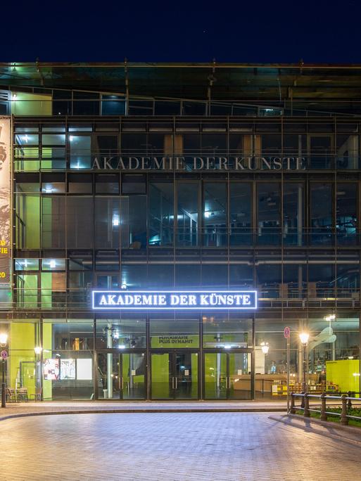 Die Akademie der Künste auf dem Pariser Platz in der Dämmerung.