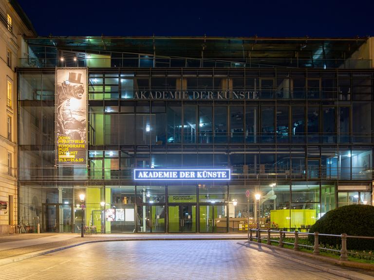 Die Akademie der Künste auf dem Pariser Platz in der Dämmerung.