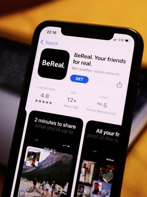 Die App "BeReal" auf dem Display eines Smartphones.