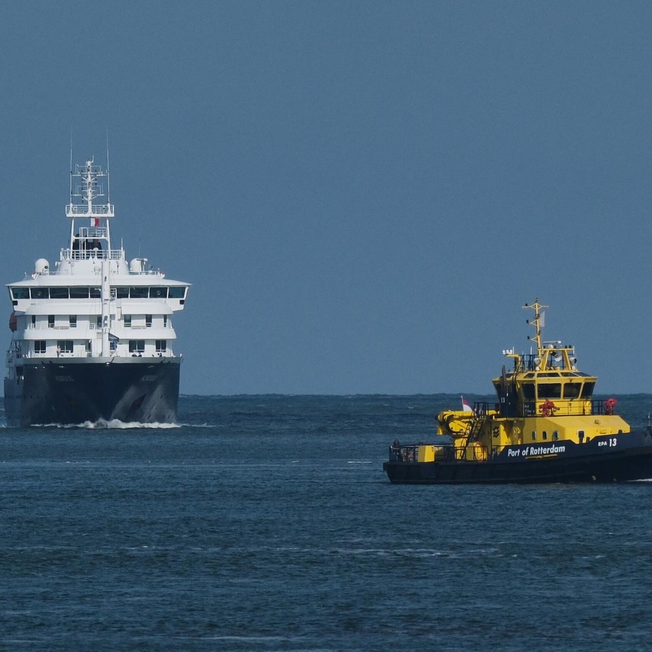 Das Kreuzfahrtschiff MV Hondius läuft in den Hafen von Rotterdam ein, es wird von einem Schiff gelotst.