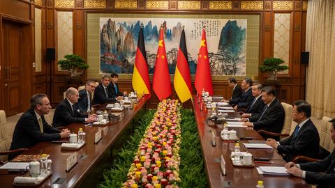 China, Peking: Bundeskanzler Olaf Scholz (SPD) sitzt gegenüber von Xi Jinping, Staatspräsident von China, bei Gesprächen im Staatsgästehaus.