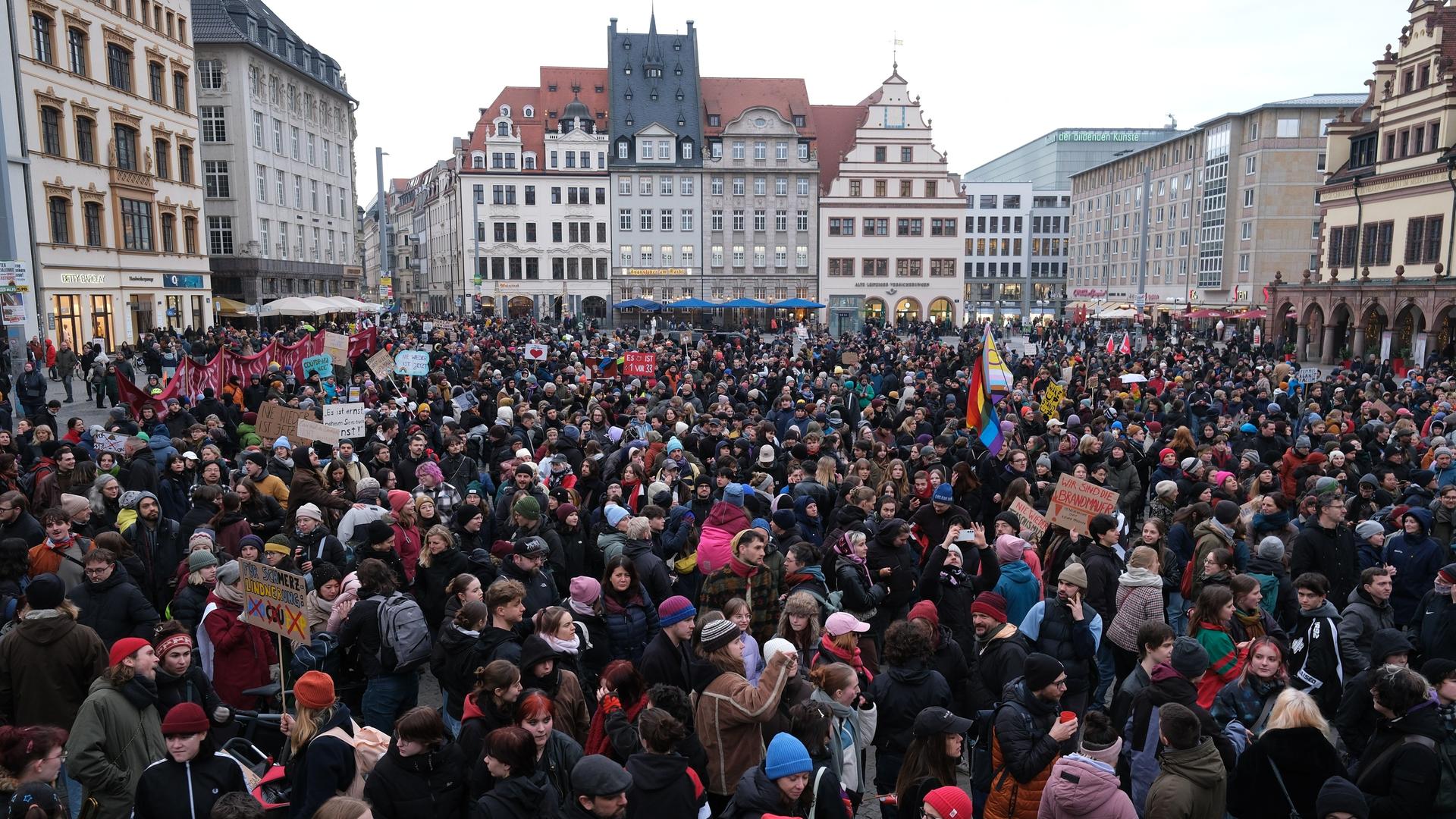 Zahlreiche Menschen versammeln zu einer Demo auf dem Marktplatz in Leipzig. 