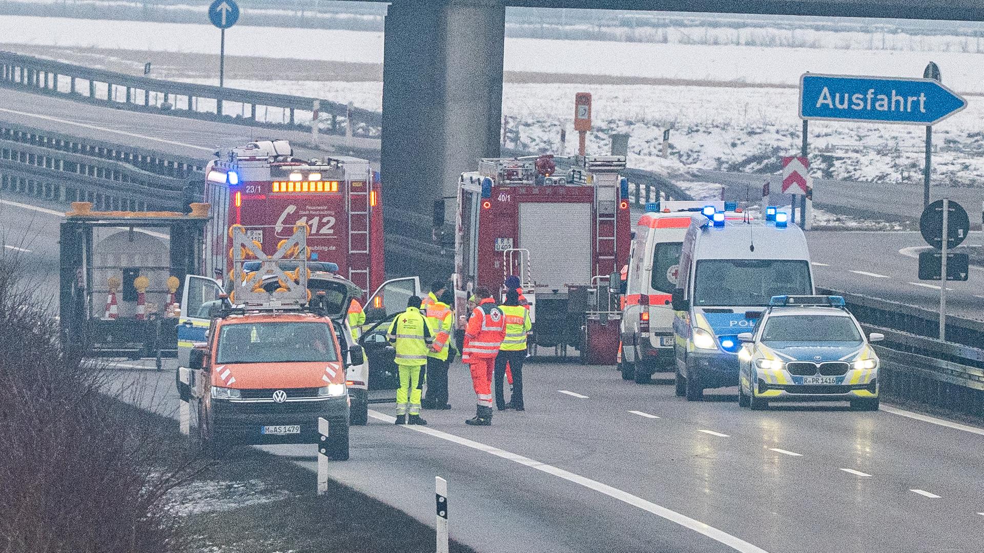 Wörth An Der Donau: Einsatzkräfte stehen auf der A3. Wörth An Der Donau: Einsatzkräfte stehen auf der A3.
