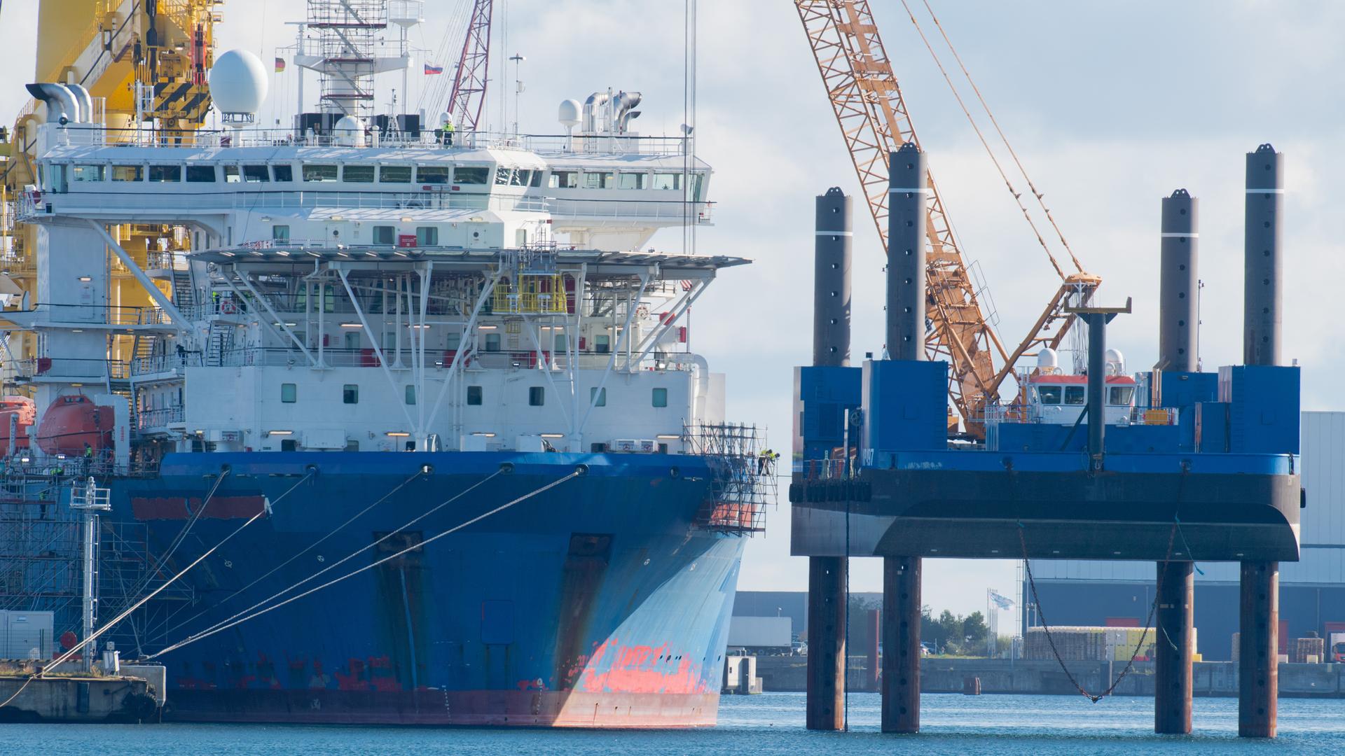 Das russische Verlegeschiff «Akademik Tscherski» liegt im Hafen Mukran auf der Insel Rügen und wird für seinen Einsatz zum Weiterbau der Ostseepipeline Nord Stream 2 vorbereitet. 