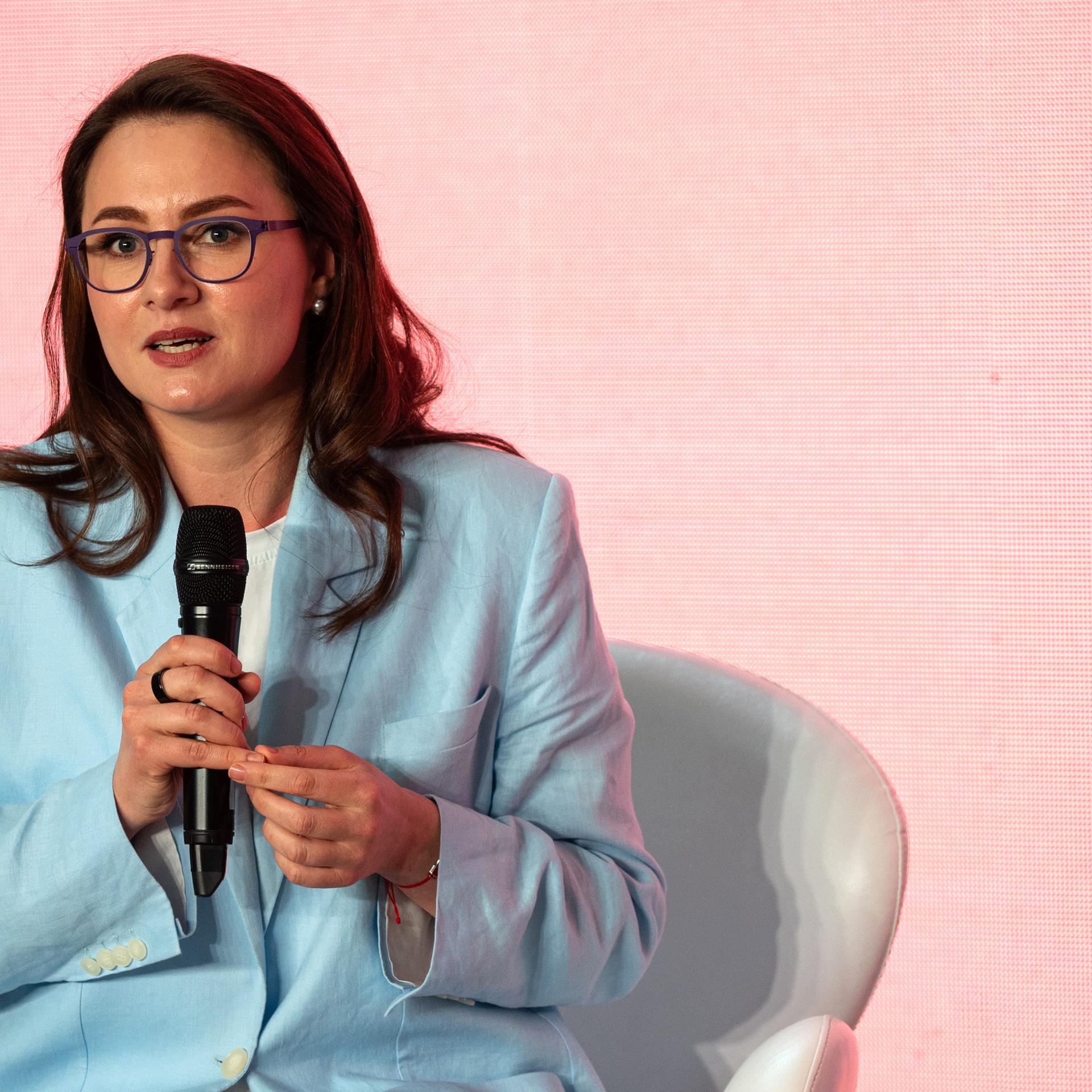 Kiew: Julija Swyrydenko, stellvertretende Ministerpräsidentin und Wirtschaftsministerin der Ukraine, nimmt an der Präsentation der Ergebnisse des "Future Index: Berufliche Erwartungen und Entwicklung von Jugendlichen in der Ukraine" teil. Sie hält ein Mikrofon.