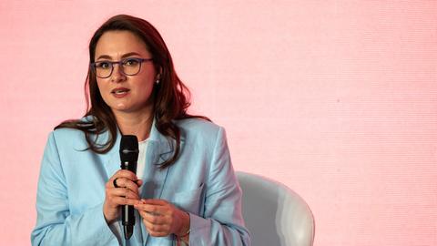 Kiew: Julija Swyrydenko, stellvertretende Ministerpräsidentin und Wirtschaftsministerin der Ukraine, nimmt an der Präsentation der Ergebnisse des "Future Index: Berufliche Erwartungen und Entwicklung von Jugendlichen in der Ukraine" teil. Sie hält ein Mikrofon.