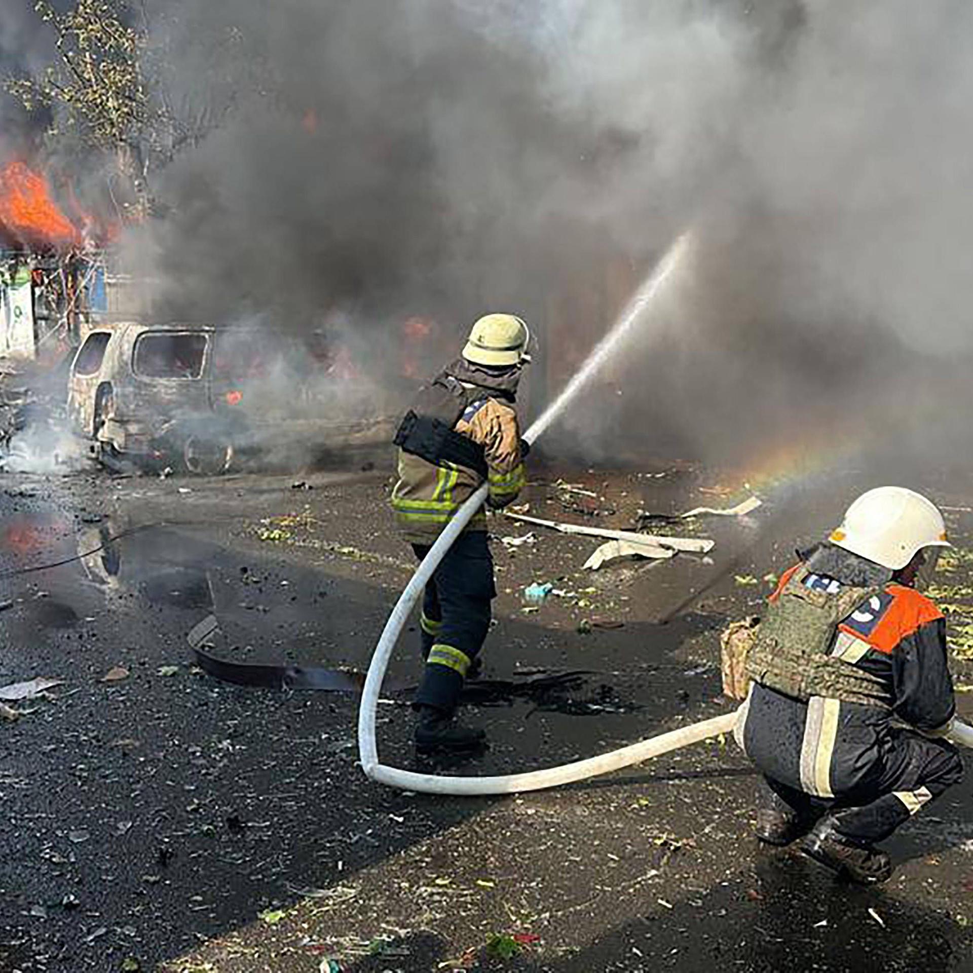 Feuerwehrleute kämpfen gegen einen Brand in einem Haus.