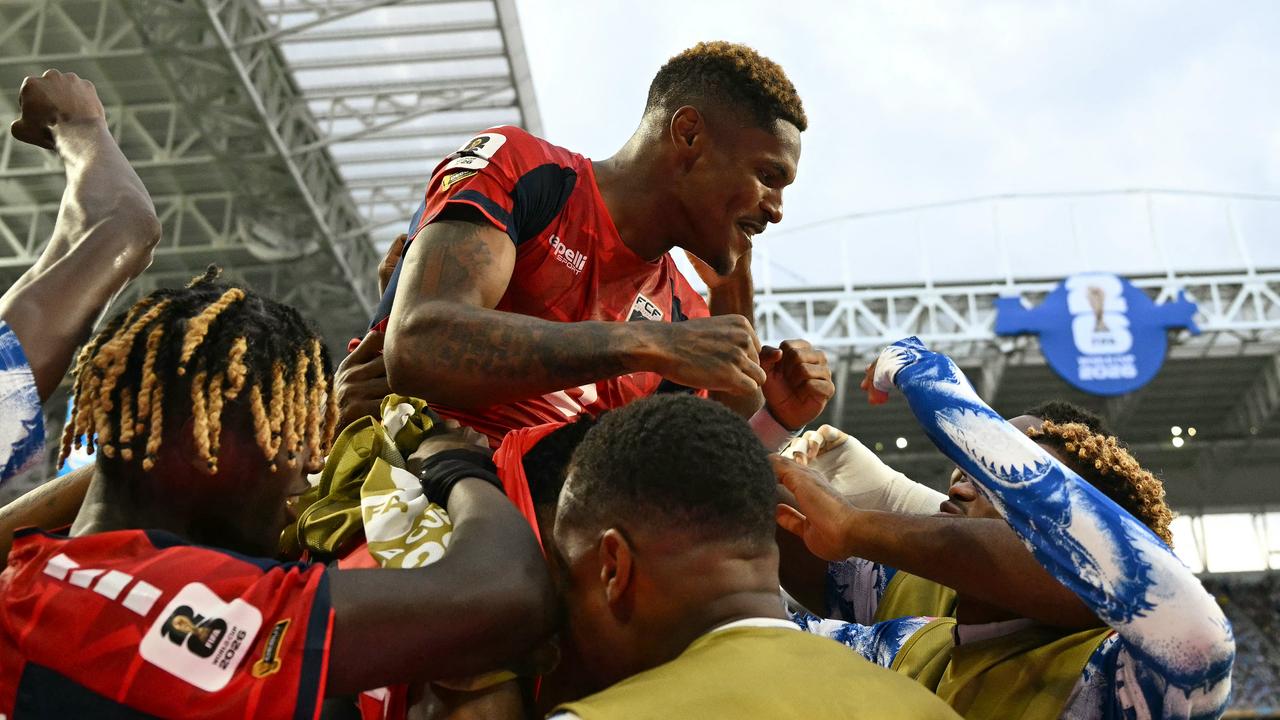 Mehrere Spieler freuen sich nach einem Tor. Sie heben einen weiteren Spieler hoch.
