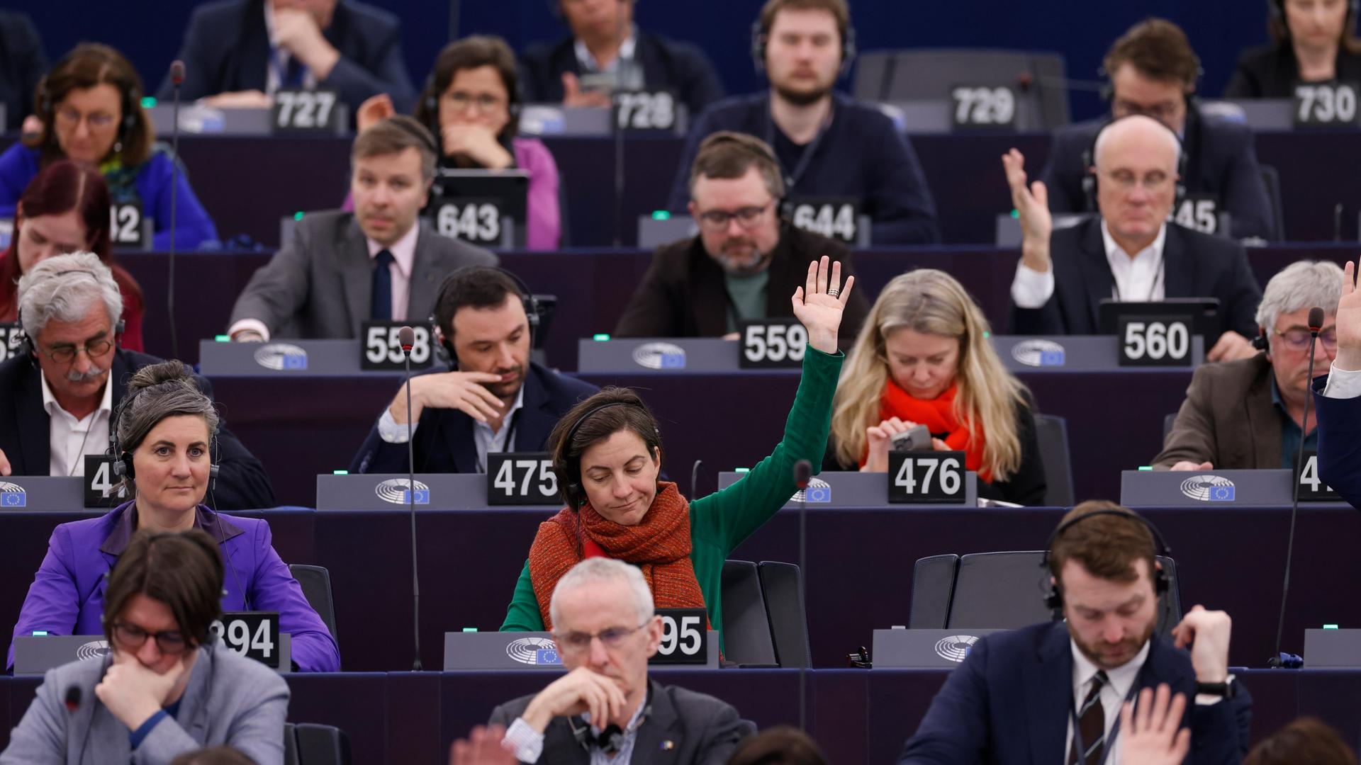 EU-Abgeordnete in Straßburg bei der Abstimmung per Handzeichen am 23. April 2024.