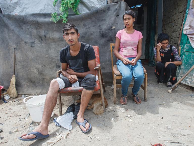 Junge Leute in einer Roma-Siedlung bei Lwiw  in der Westukraine. 