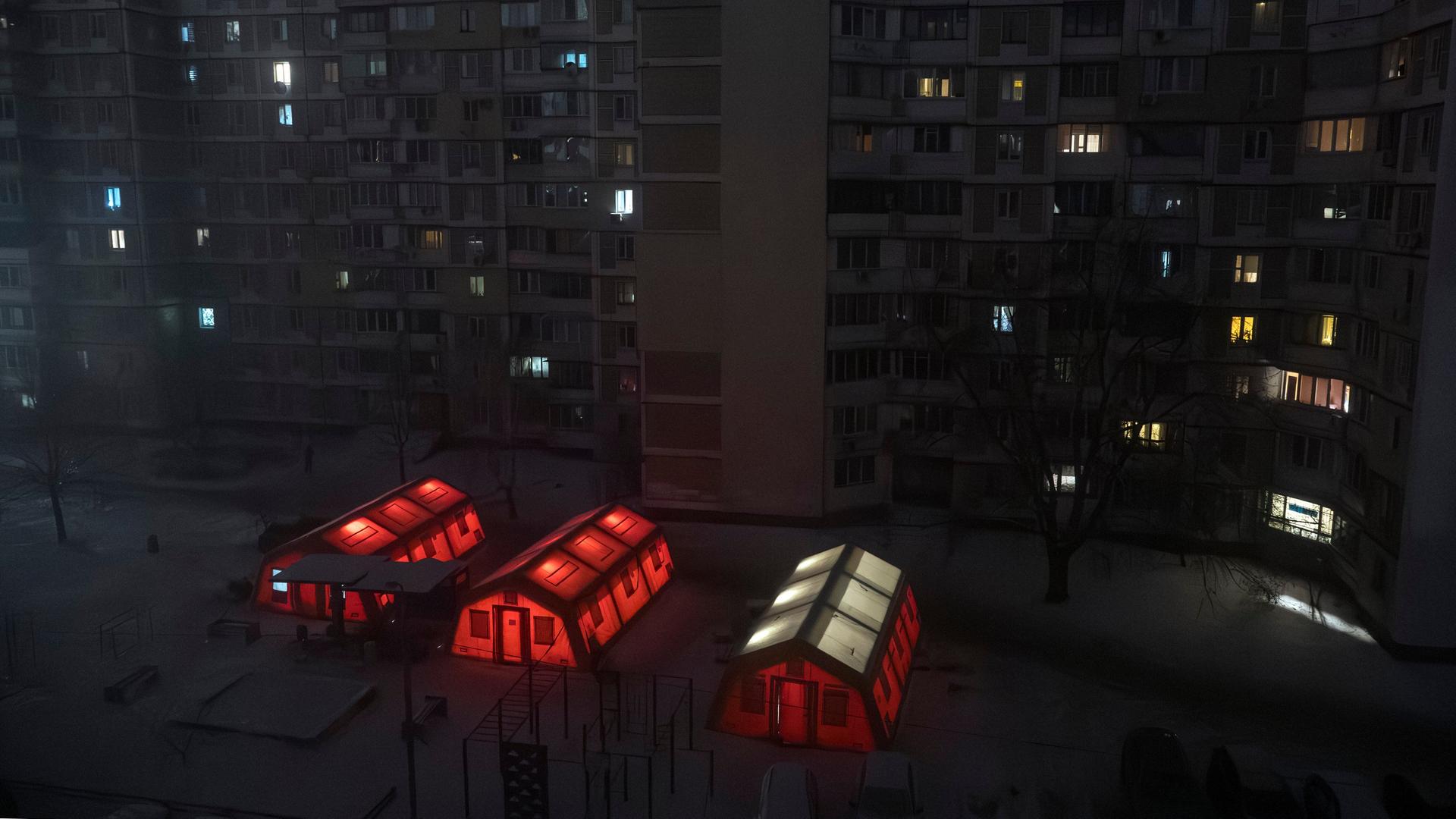 Kiew: In einem Wohnviertel werden Notzelte aufgestellt, in denen sich die Menschen aufwärmen können.