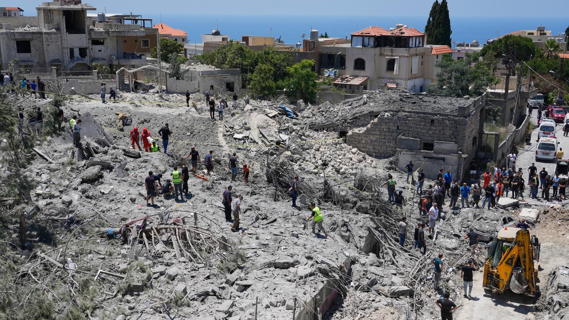 Nach einem israelischen Luftangriff im Südlibanon suchen Rettungskräfte unter Trümmern eines zerstörten Gebäudes nach Opfern. Nach einem israelischen Luftangriff im Südlibanon suchen Rettungskräfte unter Trümmern eines zerstörten Gebäudes nach Opfern.