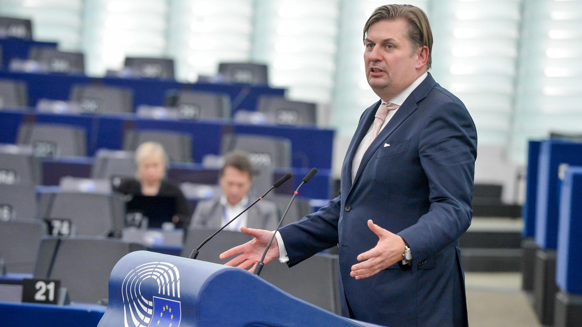 Maximilian Krah am Rednerpult im Europäischen Parlament