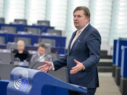 Maximilian Krah am Rednerpult im Europäischen Parlament