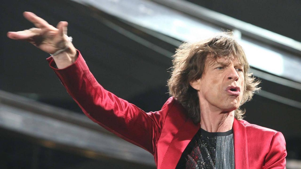 Mick Jagger im roten Sacko auf der Bühne