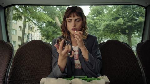 Hommage an den weiblichen Weirdo: Helene (Mala Emde) ist gelegentlich etwas speziell. Im Bild sitzt sie in einem Bus und schminkt sich die Lippen. 