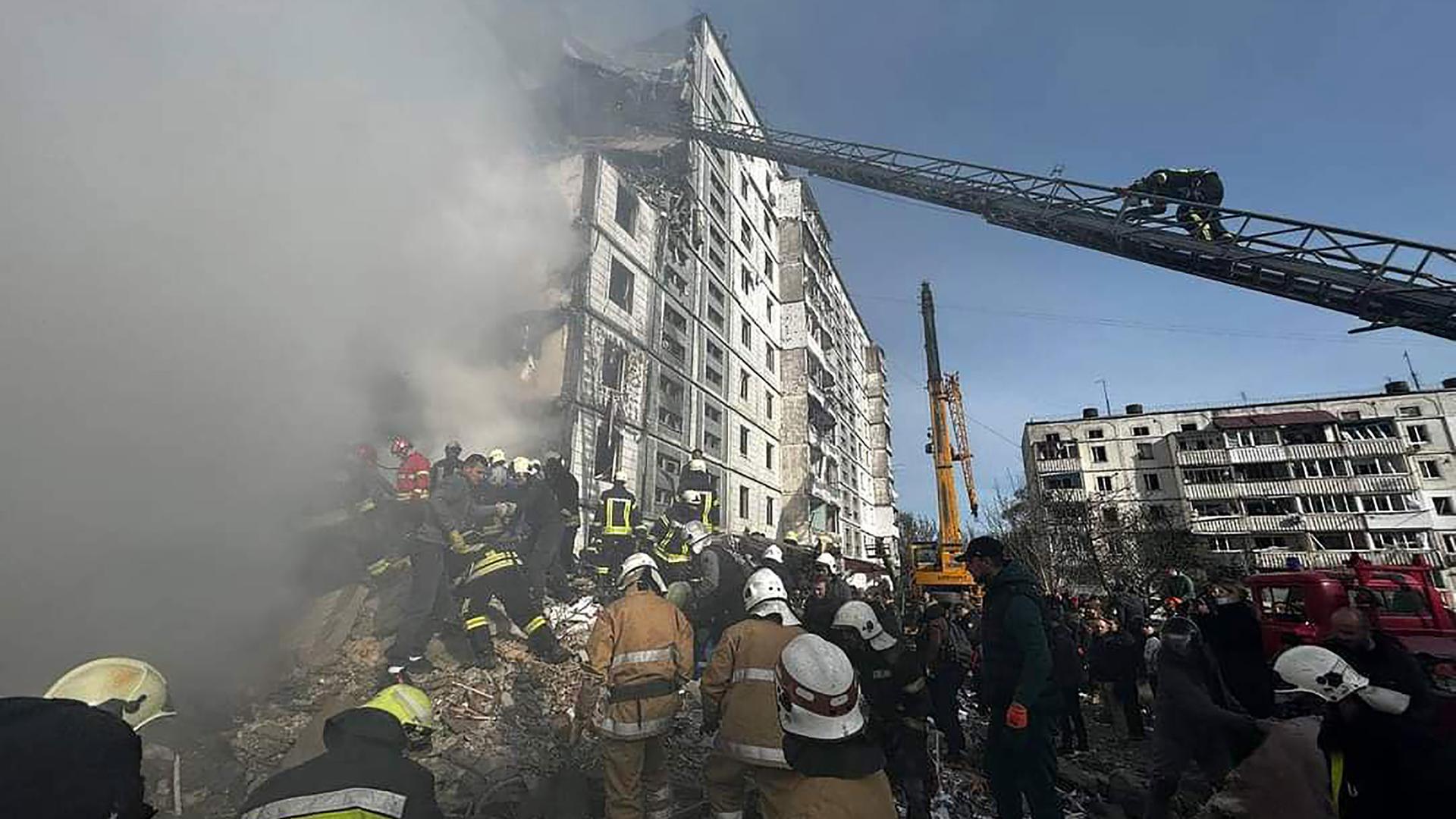 Rettungskräfte und Bewohner suchen im ukrainischen Uman nach einem russischen Rakentenangriff im Schutt eines zerstörten Wohnhauses nach Überlebenden.