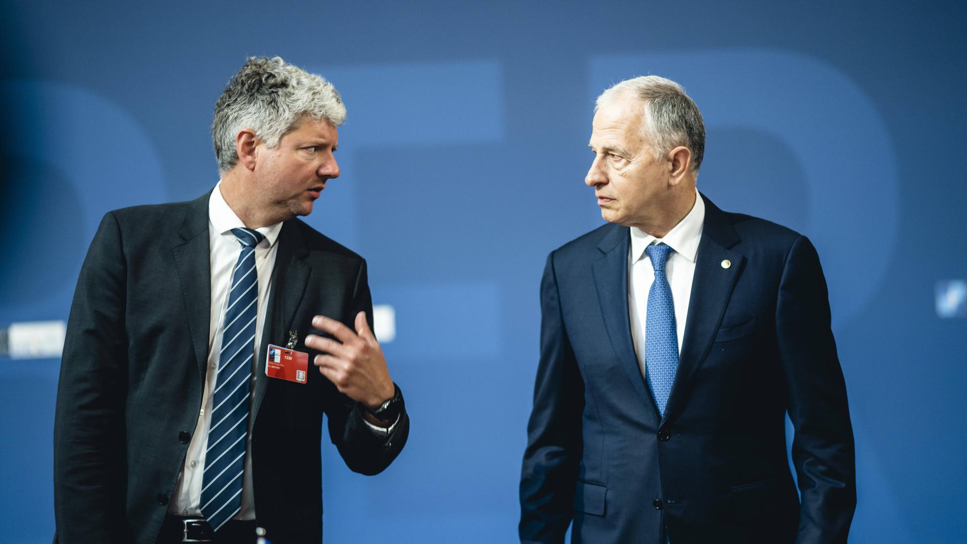 Der Direktor des Büros des NATO-Generalsekretärs, Stian Jenssen (l.), und der Stellvertretende NATO-Generalsekretär, Mircea Geoana