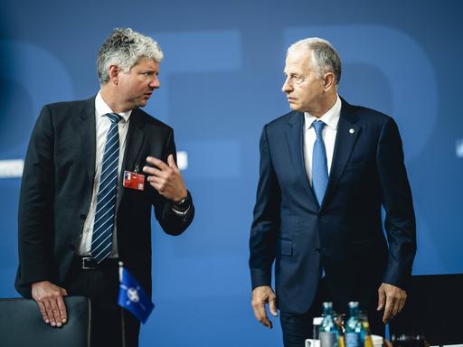 Der Direktor des Büros des NATO-Generalsekretärs, Stian Jenssen (l.), und der Stellvertretende NATO-Generalsekretär, Mircea Geoana