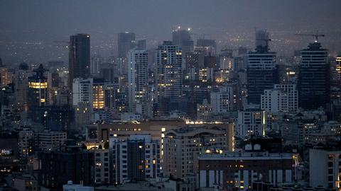 Die Skyline von Teheran in der Abenddämmerung. 