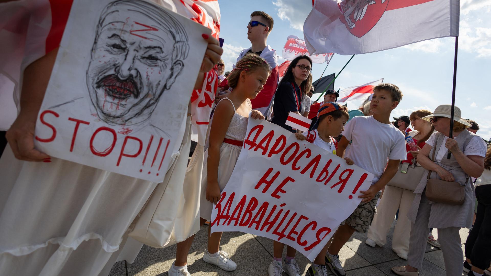 Demonstranten halten während des „Freiheitsmarsches für Belarus“ am 9. August 2025 in Warschau, Polen, ein Transparent mit einer Karikatur des belarussischen Präsidenten Lukaschenko und der Aufschrift „Stop“ hoch