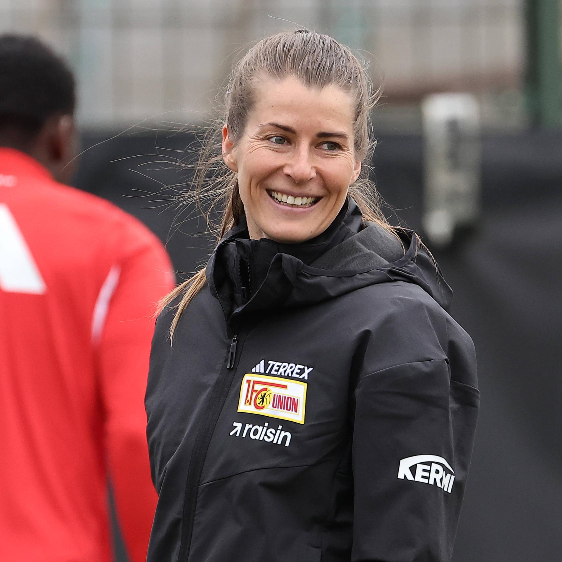 Hetze gegen Marie-Louise Eta - Kommentar: Trainerin in der Männer-Bundesliga sollte normal sein