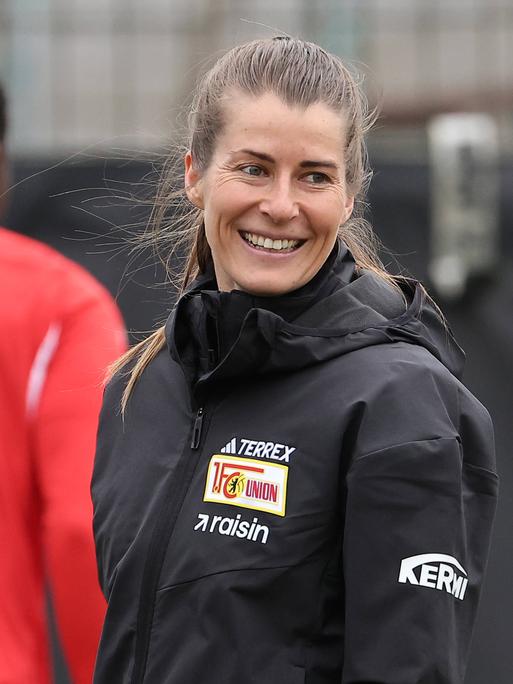 Marie-Louise Eta lacht in die Kamera.