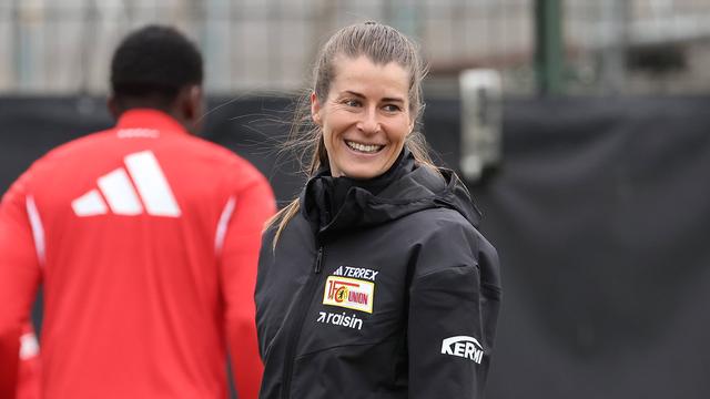 Marie-Louise Eta lacht in die Kamera.