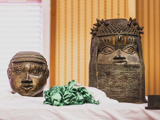 Der Trophäenkopf und Gedenkkopf eines Königs sind zwei der Benin-Bronzen, die Deutschland an Nigeria zurückgegeben hat. 