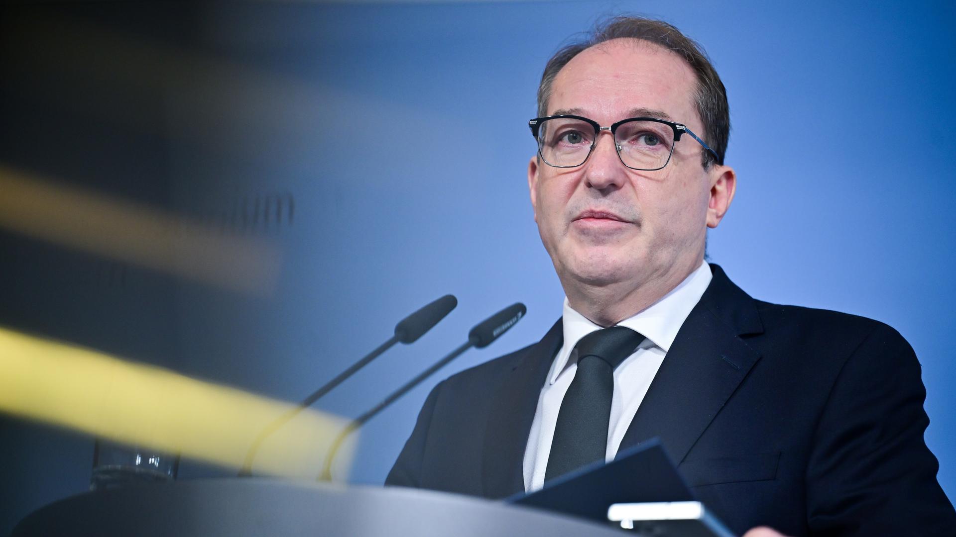 Alexander Dobrindt (CSU), Bundesinnenminister, spricht im Bundesministerium des Innern während eines Statements zum Thema Linksextremismus.