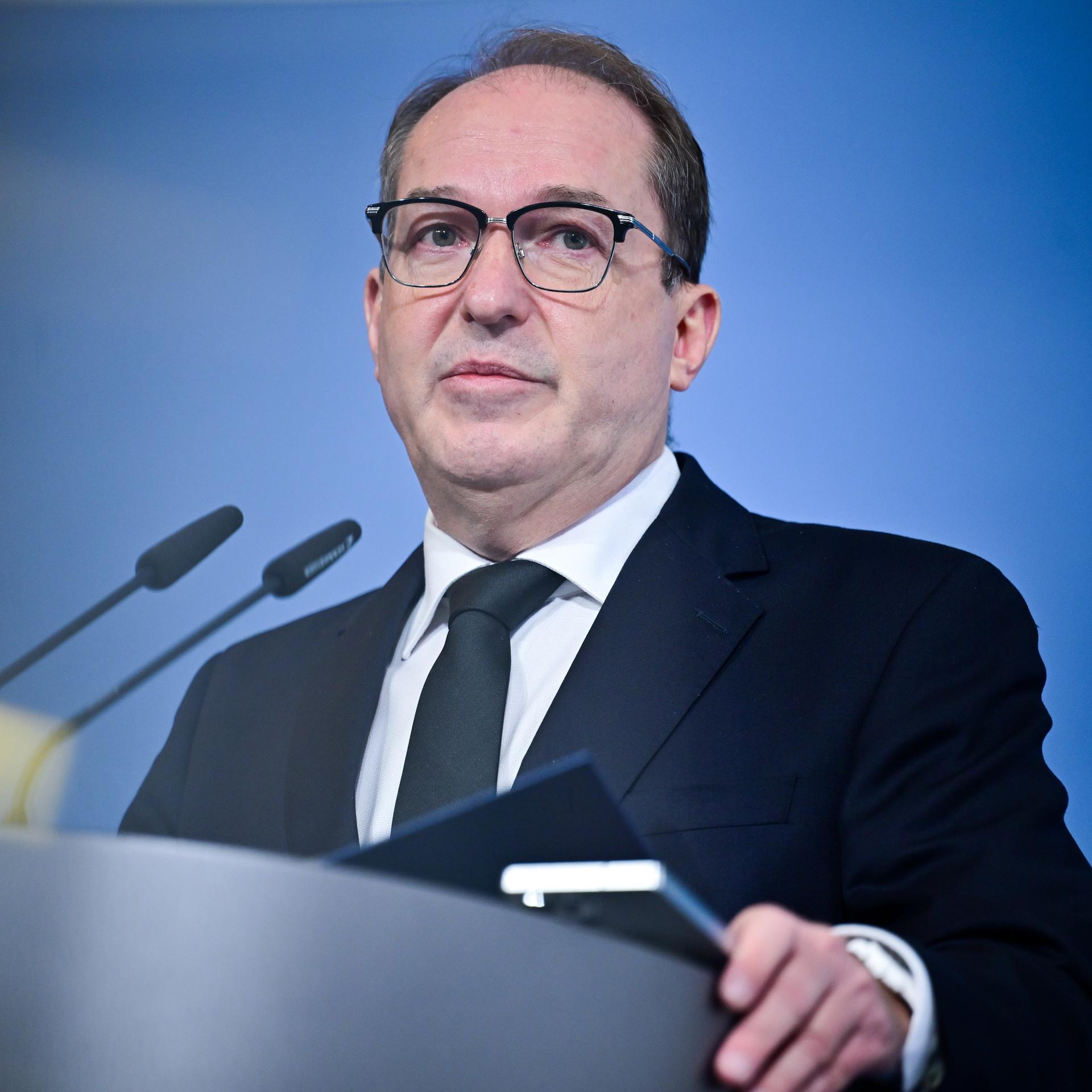 Alexander Dobrindt (CSU), Bundesinnenminister, spricht im Bundesministerium des Innern während eines Statements zum Thema Linksextremismus.