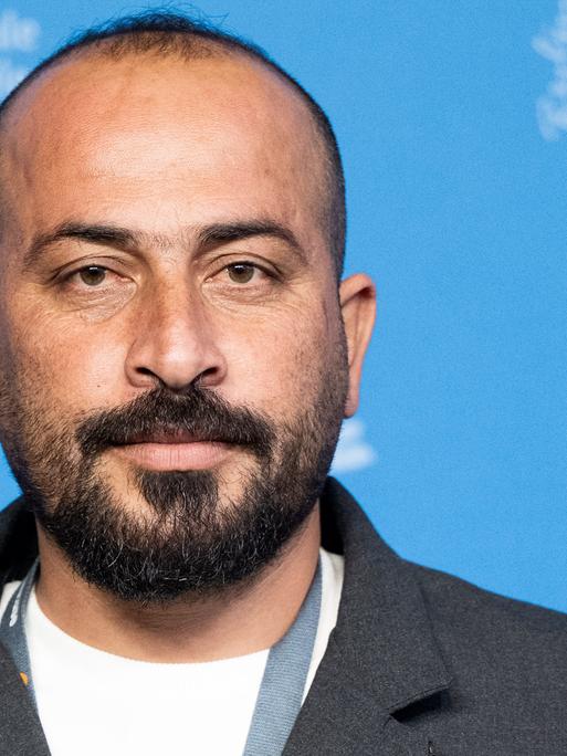 Regisseur Hamdan Ballal steht während der 74. Berlinale beim Roten Teppich vor dem Dokumentarfilm "No Other Land" (Sektion Panorama Dokumente) im Kino International. 