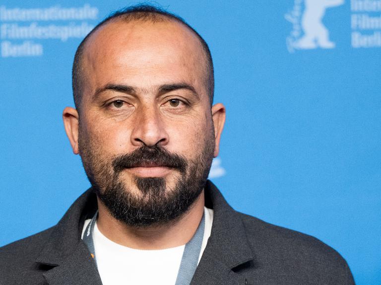 Regisseur Hamdan Ballal steht während der 74. Berlinale beim Roten Teppich vor dem Dokumentarfilm "No Other Land" (Sektion Panorama Dokumente) im Kino International. 
