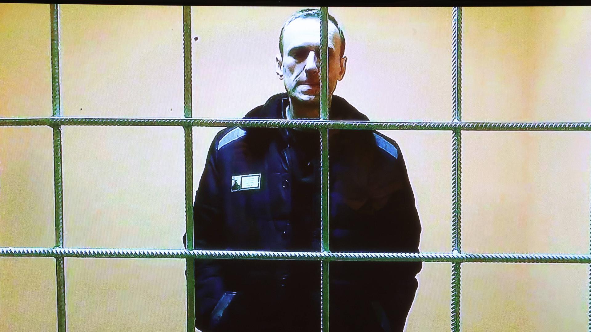 Das Foto zeigt den russischen Regierungs-Kritiker Alexej Nawalny bei einem Gerichts-Verfahren in Moskau.