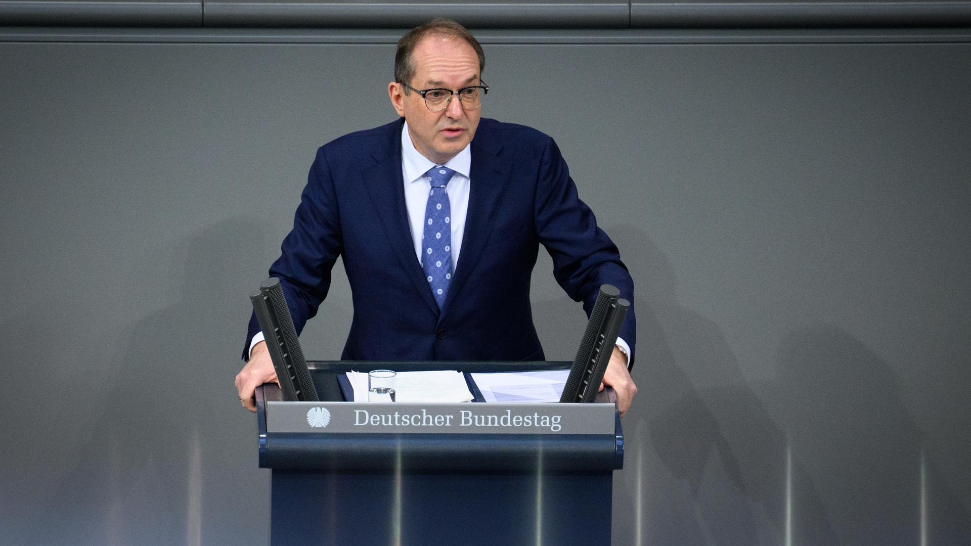 Bundesinnenminister Dobrindt spricht in der 56. Plenarsitzung der 21. Legislaturperiode im Deutschen Bundestag. Bundesinnenminister Dobrindt spricht in der 56. Plenarsitzung der 21. Legislaturperiode im Deutschen Bundestag.