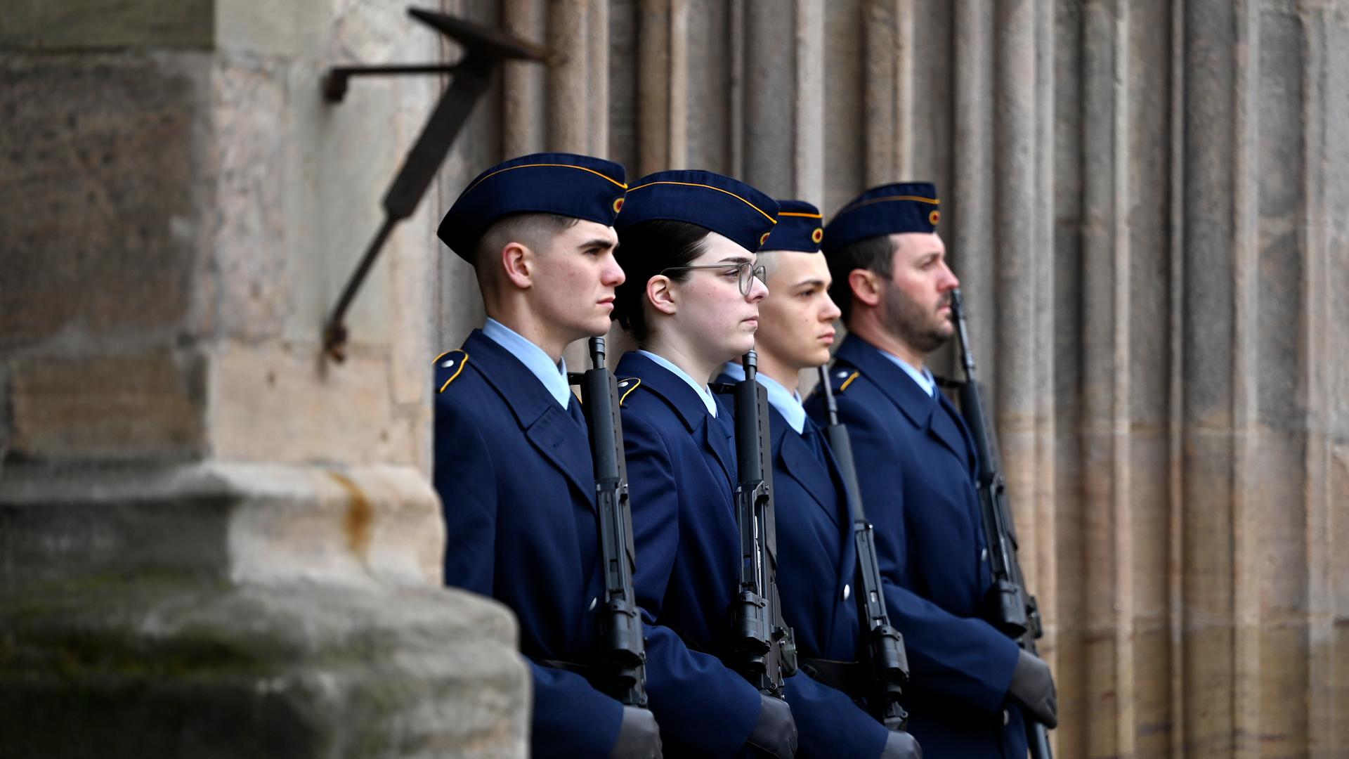 Rekruten und Rekrutinnen der Bundeswehr stehen mit einem Gewehr in der Hand bei einem öffentlichen Gelöbnis der Bundeswehr in Nürnberg stramm. Rekruten und Rekrutinnen der Bundeswehr stehen mit einem Gewehr in der Hand bei einem öffentlichen Gelöbnis der Bundeswehr in Nürnberg stramm.