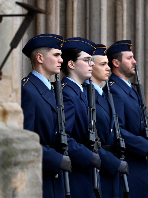 Rekruten und Rekrutinnen der Bundeswehr stehen mit einem Gewehr in der Hand bei einem öffentlichen Gelöbnis der Bundeswehr in Nürnberg stramm.