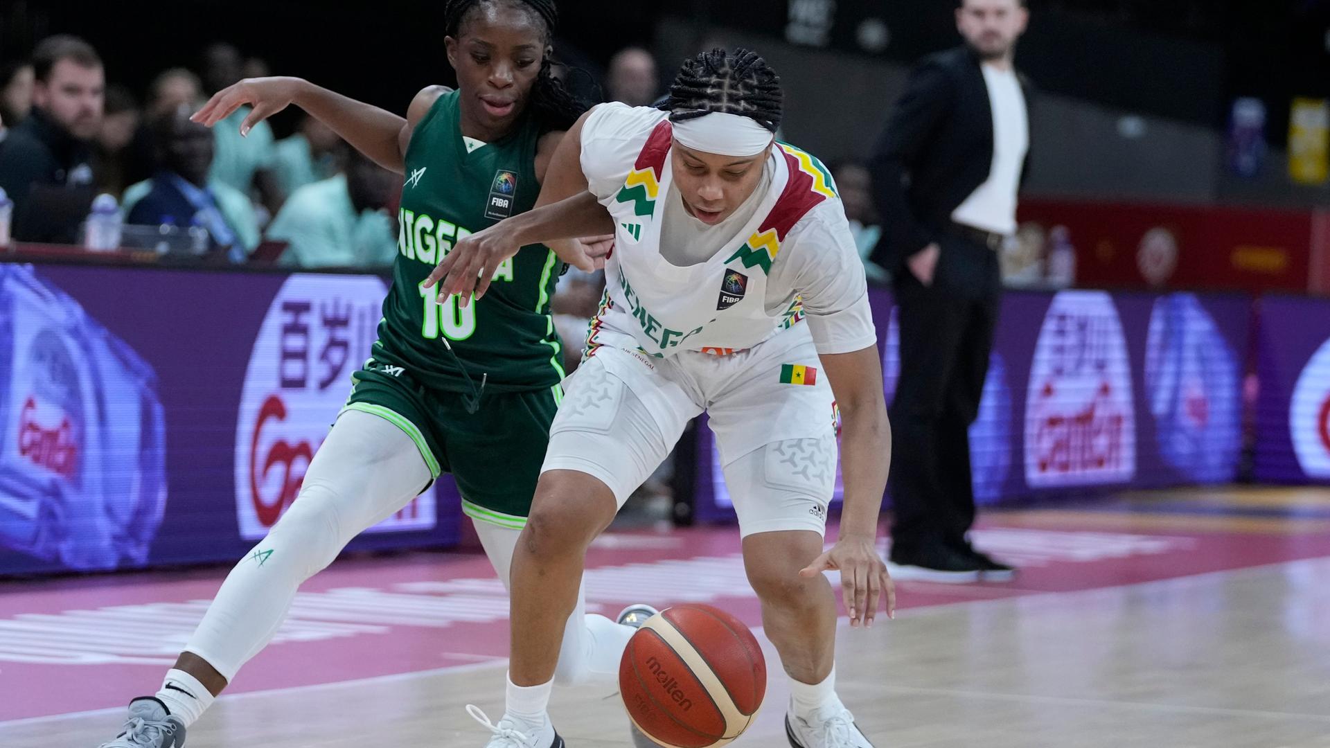 Cierra Dillard (rechts) aus dem Senegal und Promise Amukamara aus Nigeria versuchen, einen losen Ball zu erreichen. Cierra Dillard (rechts) aus dem Senegal und Promise Amukamara aus Nigeria versuchen, einen losen Ball zu erreichen.