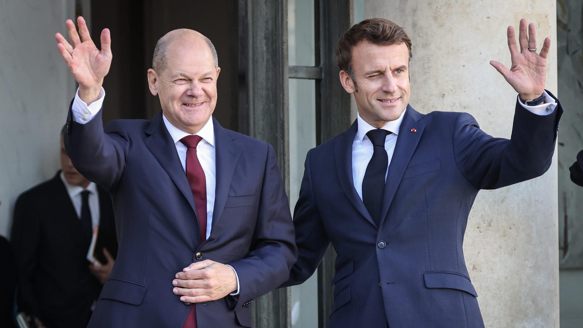 Deutsch-französische Gespräche: Bundeskanzler Olaf Scholz und Präsident Emmanuel Macron winken am 26.10.2022