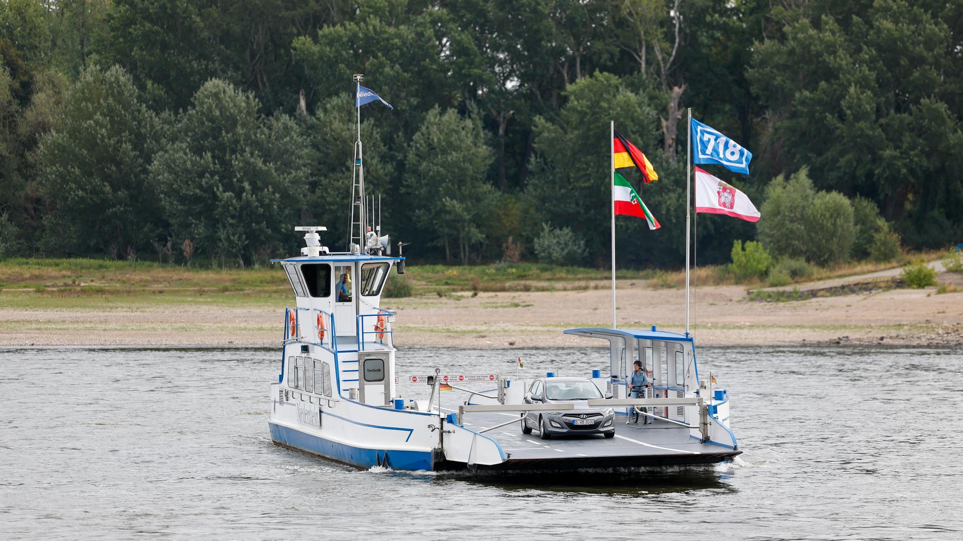 Zu sehen ist eine Fähre auf dem Fluss Rhein. Zu sehen ist eine Fähre auf dem Fluss Rhein.