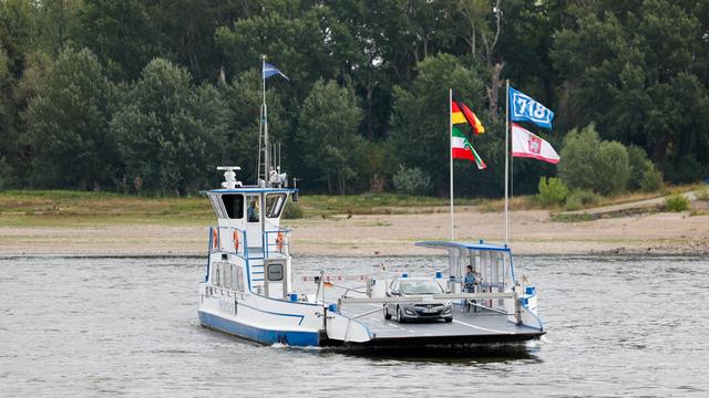 Zu sehen ist eine Fähre auf dem Fluss Rhein.