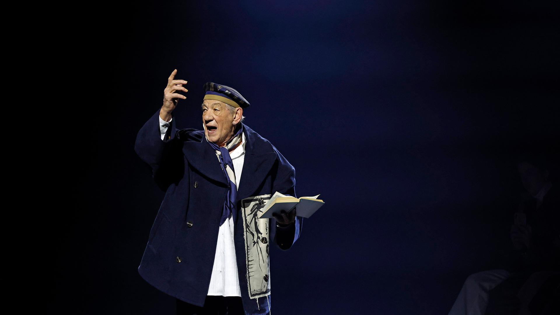 Der britische Schauspieler Ian McKellen steht im Kegel des Scheinwerferlichts bei einem Auftritt auf einer Bühne. Der britische Schauspieler Ian McKellen steht im Kegel des Scheinwerferlichts bei einem Auftritt auf einer Bühne.