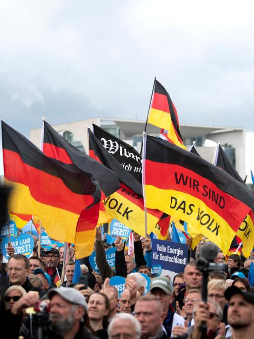Demonstranten mit Deutschlandflaggen auf einer Kundgebung und Demonstration der rechtsextremen Partei AfD in Berlin im Jahr 2022. Demonstranten mit Deutschlandflaggen auf einer Kundgebung und Demonstration der rechtsextremen Partei AfD in Berlin im Jahr 2022.