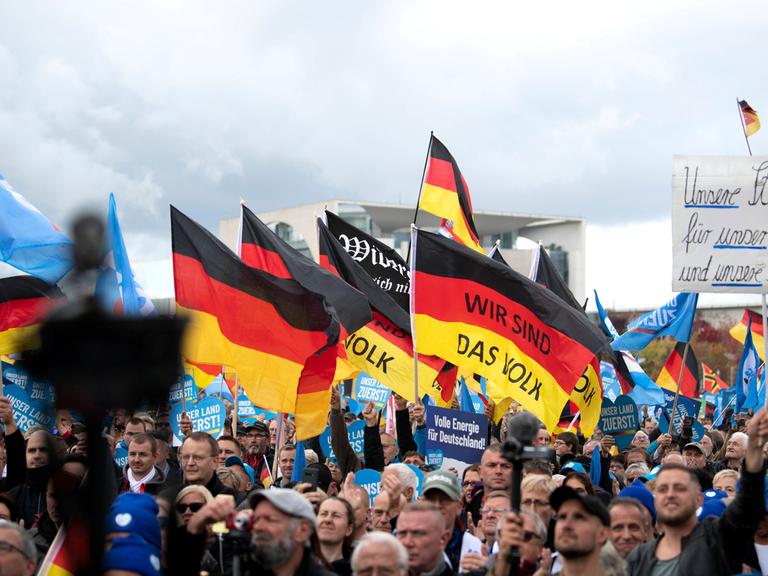Demonstranten mit Deutschlandflaggen auf einer Kundgebung und Demonstration der rechtsextremen Partei AfD in Berlin im Jahr 2022. Demonstranten mit Deutschlandflaggen auf einer Kundgebung und Demonstration der rechtsextremen Partei AfD in Berlin im Jahr 2022.