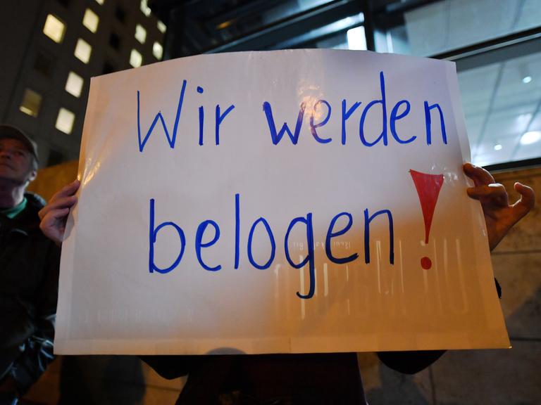 "Wir werden belogen" steht auf dem Plakat, das eine Frau bei einer Demonstration vor dem Thüringer Landtag in den Händen hält.