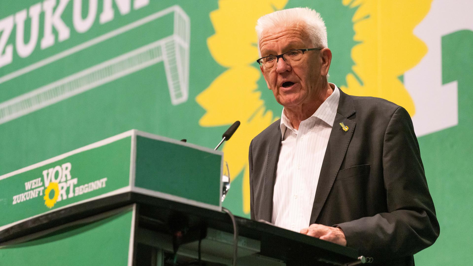 Baden-Württembergs Ministerpräsident Kretschmann steht während dem Landesparteitag der Grünen auf der Bühne und spricht.