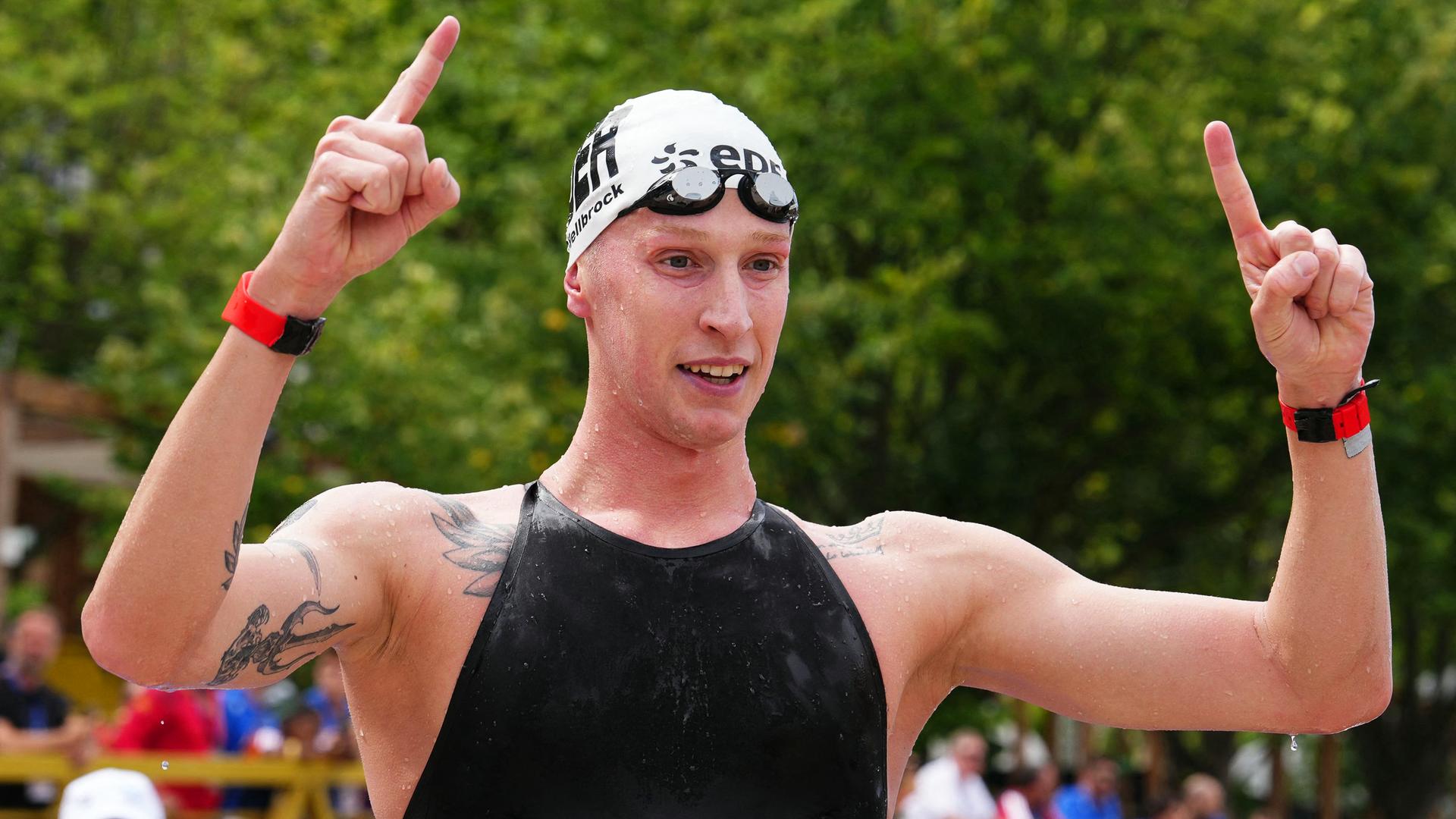Der deutsche Schwimmer Florian Wellbrock feiert seinen Sieg im 10-km-Freiwasserschwimmen der Männer in der Seine bei den LEN-Wassersport-Europameisterschaften in der französischen Hauptstadt.