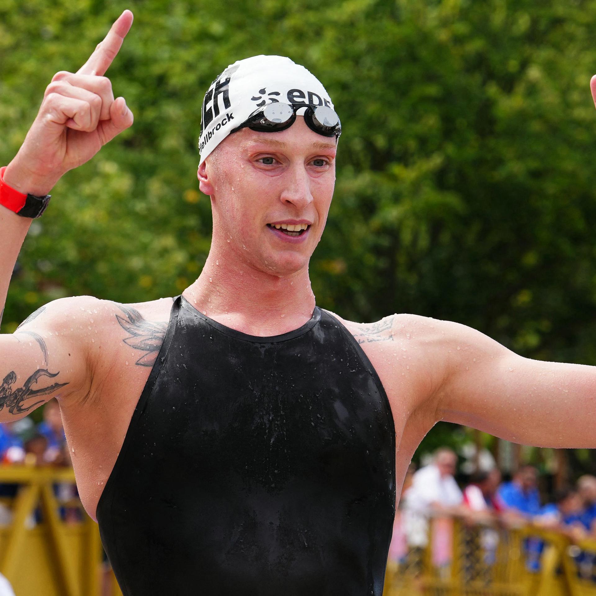 Der deutsche Schwimmer Florian Wellbrock feiert seinen Sieg im 10-km-Freiwasserschwimmen der Männer in der Seine bei den LEN-Wassersport-Europameisterschaften in der französischen Hauptstadt.