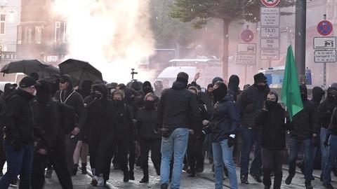 Das Foto zeigt vermummte Demonstranten in Bremen.