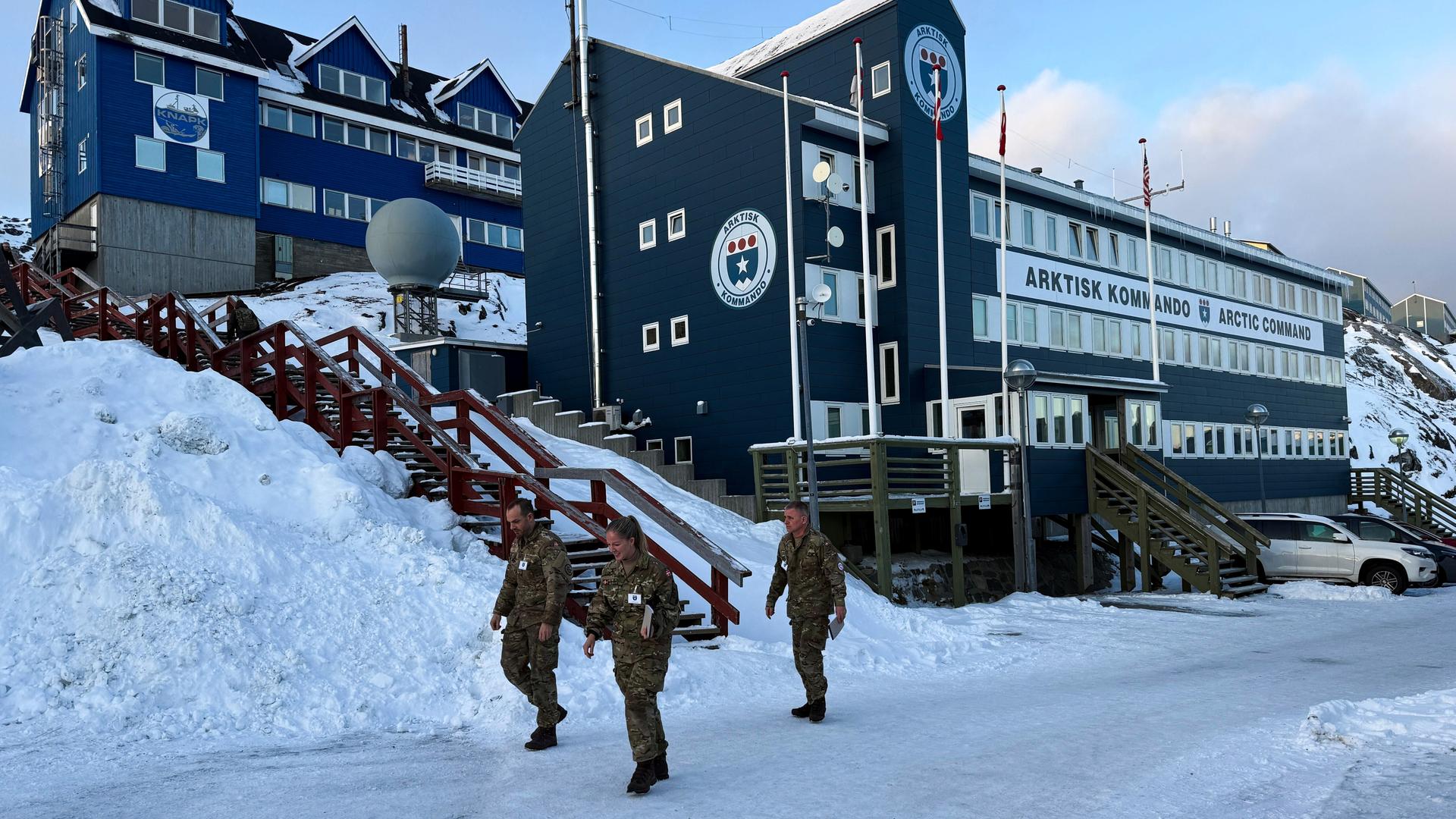 Soldaten gehen am Arktisk Kommando in Nuuk vorbei.